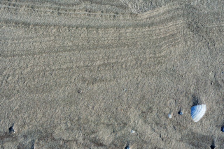 Gestold in het zand  / Schiermonnikoog